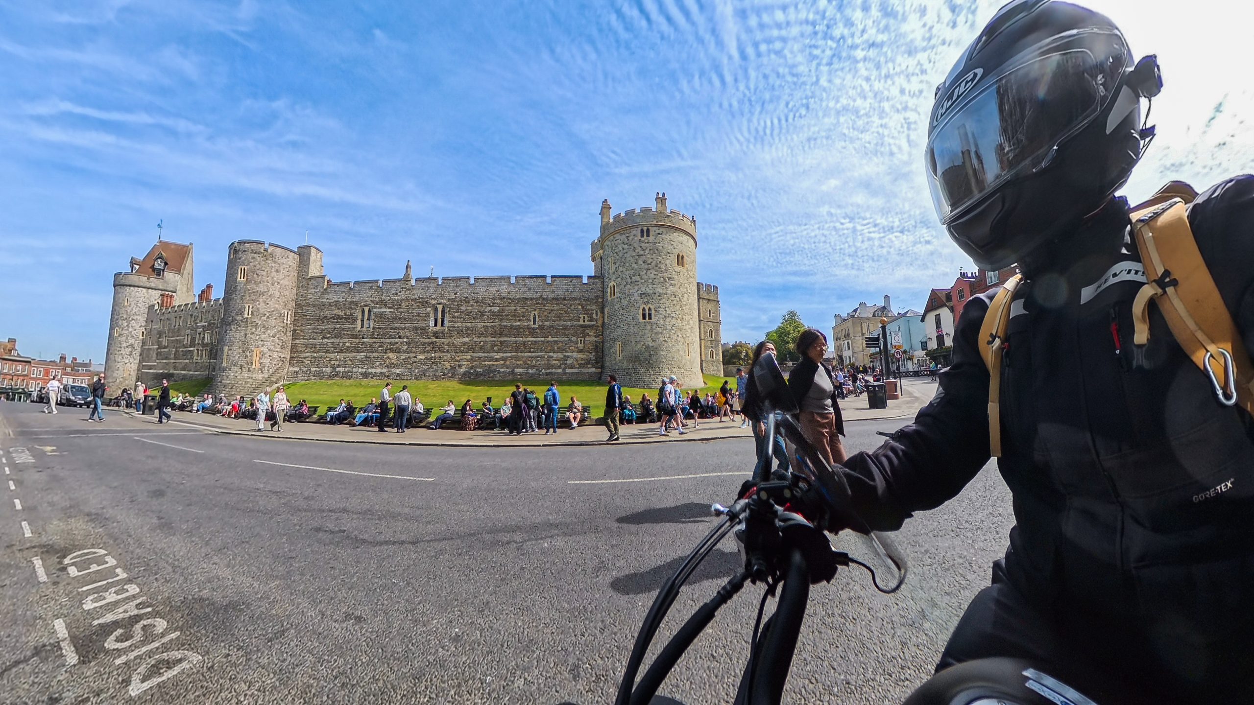 Motard devant le château de Windsor
