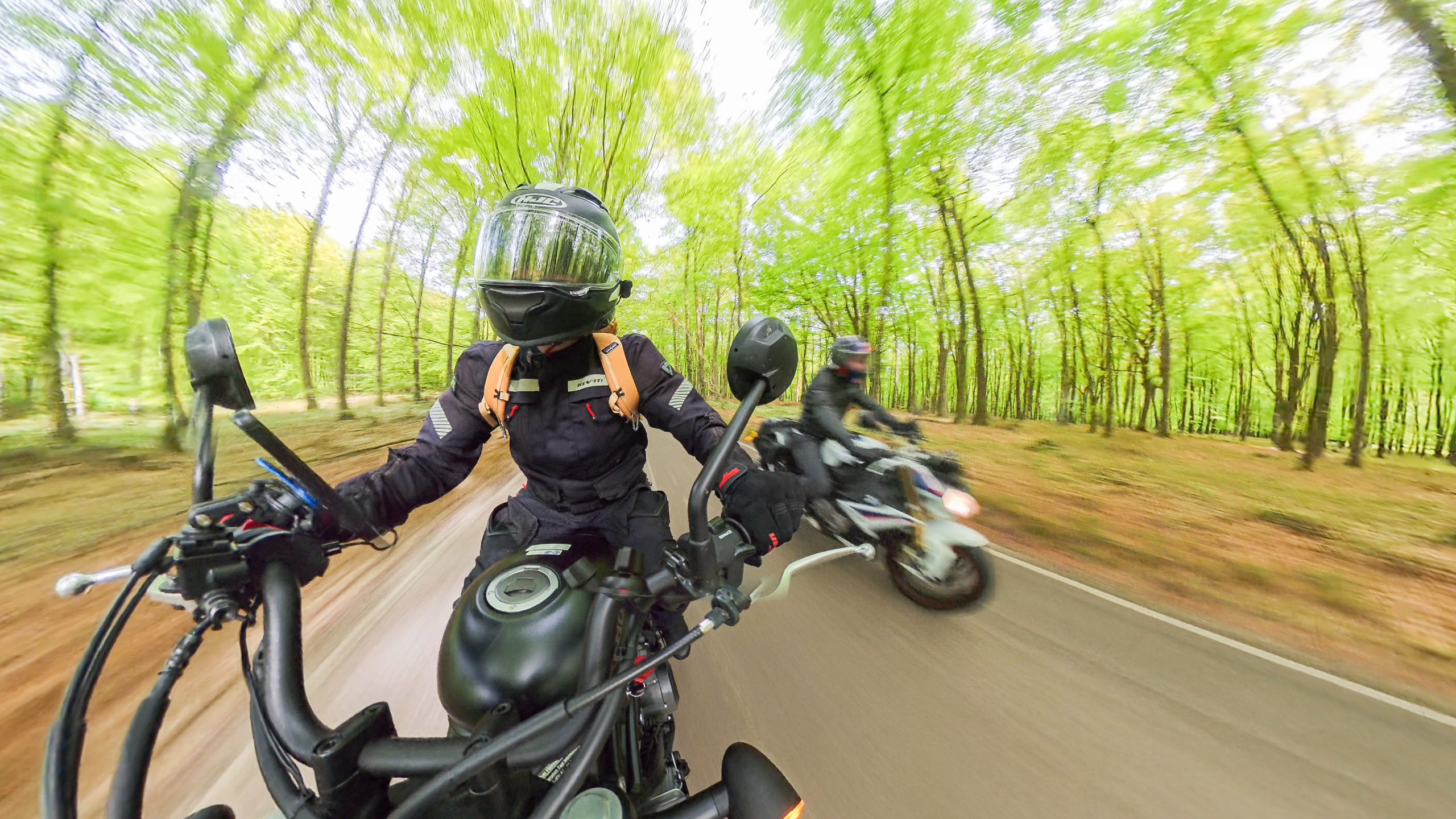 Motards roulant sur une route forestière