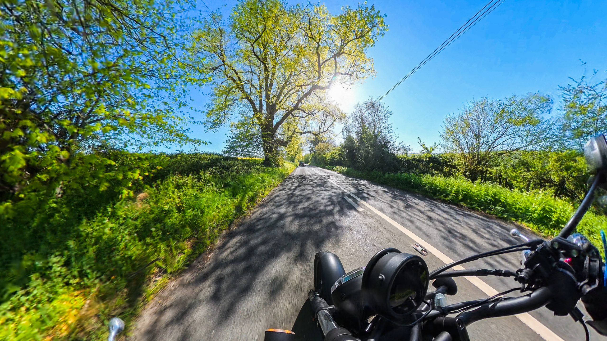Voyage à moto sur une route de la campagne anglaise